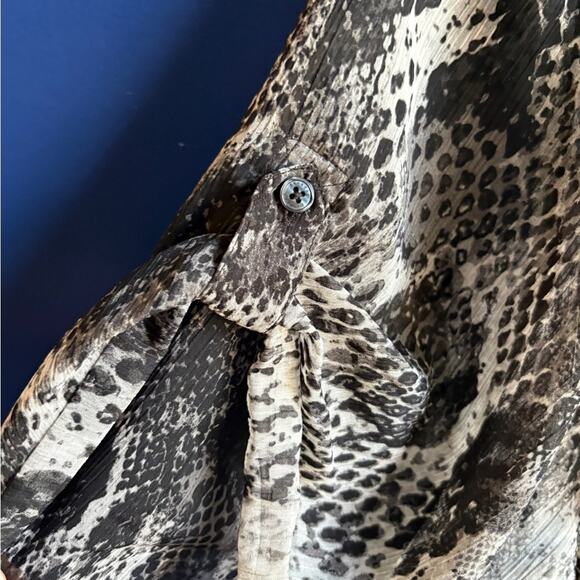 Express Black and Gray Graphic 3/4 Sleeve Blouse size XS - Picture 6 of 10